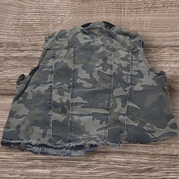 WOMEN'S RUE 21 CAMO TANK TOP VEST JACKET - Picture 5 of 5